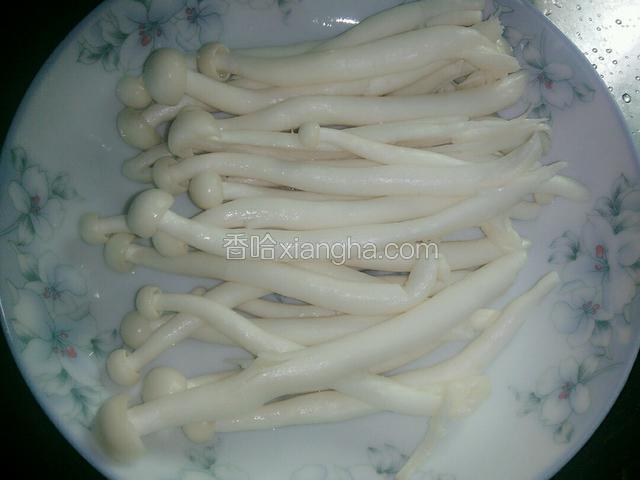 将海鲜菇洗干净。