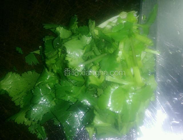 将香菜洗干净切段。