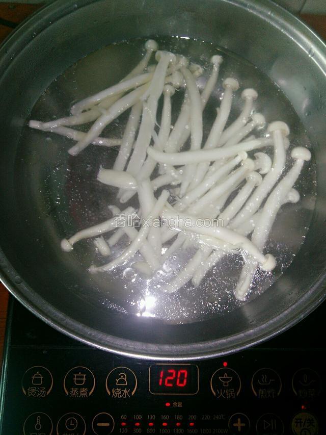 待水沸腾后，锅中倒进少量油，再将海鲜菇倒进去烫熟，捞起沥干。