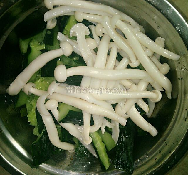 将青瓜和海鲜菇倒进调好的汁中搅拌均匀。