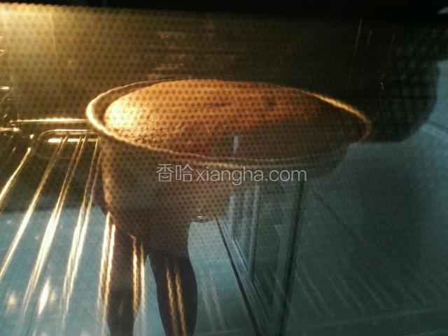 烤箱温度调到150℃烤60分钟，（每家烤箱的温度都不一样，根据自家烤箱脾气）