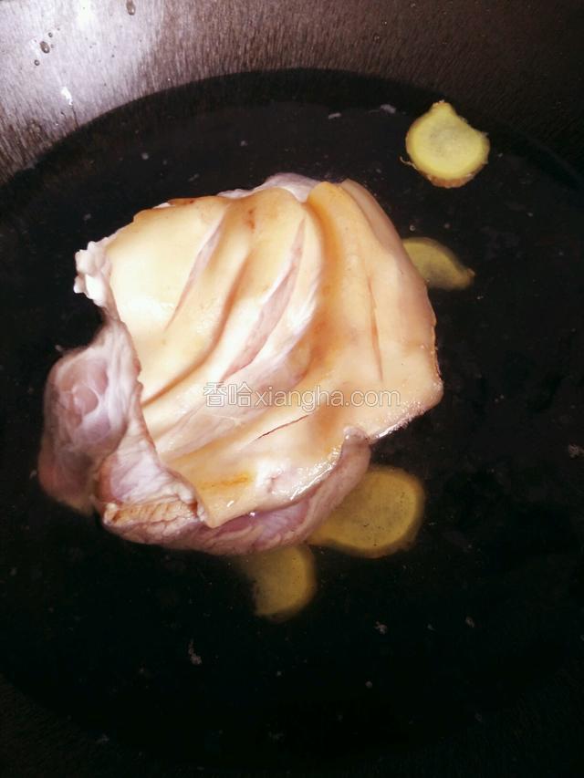 冷水下锅，加入三四片姜，两汤匙料酒，烧开后焯水10分钟，期间翻几次面