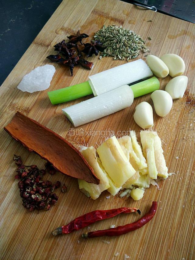 这时间准备香料，姜拍破，八角桂皮等洗去灰尘