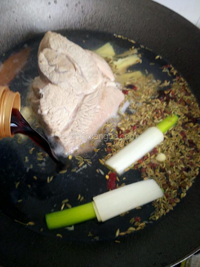 倒入酱油，我只用了生抽