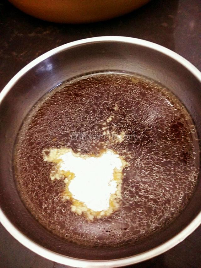 捞出香料渣，加入一小半勺淀粉拌匀