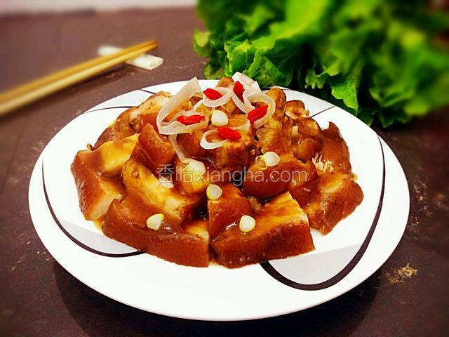 肘子切好块摆盘，淋上芡汁，撒点葱花