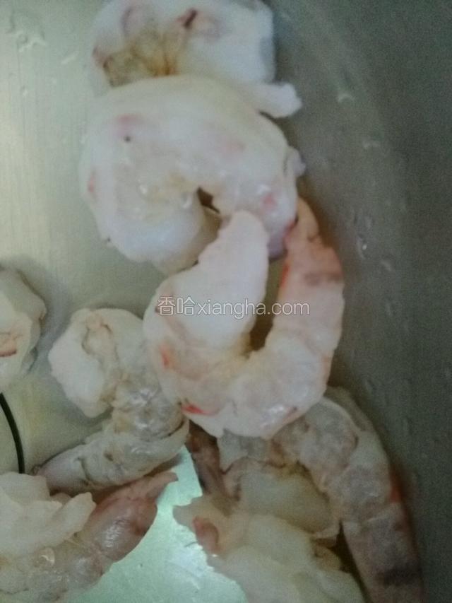 虾仁化冻洗净去沙线；