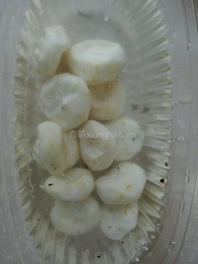 荸荠削皮洗净；
