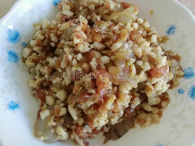 肉丁，虾仁段儿，葱姜蒜末、蚝油、生抽、胡椒粉香油、白糖制作馅儿料，加入高汤顺时针搅馅儿，适当摔打上劲儿；