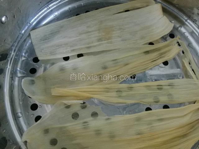 蒸锅放水，蒸屉上放置玉米皮代替屉布；