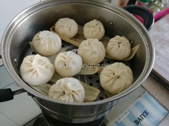 包子摆放留空隙防止粘连；