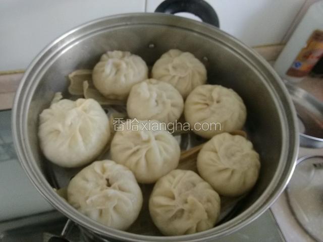 满满两屉包子出锅喽；