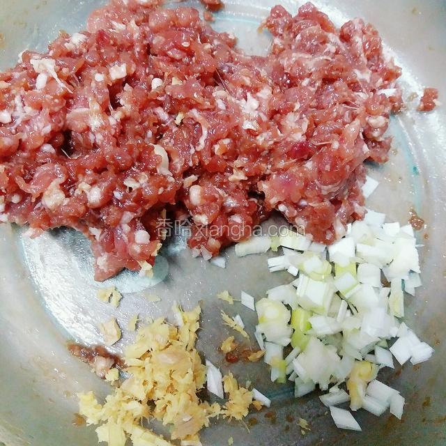 肉馅中加入全部辅料