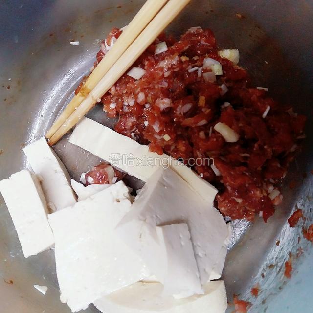 把余下的豆腐放到肉馅里