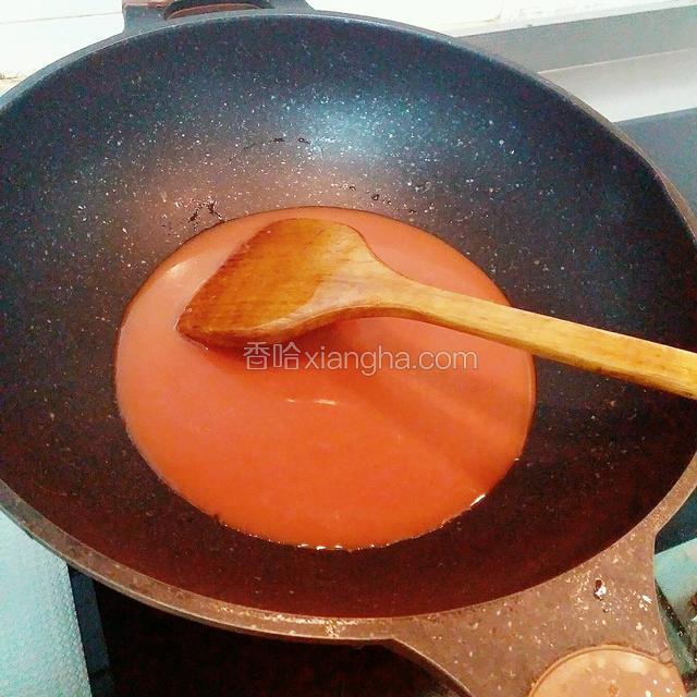 凉锅倒入调汁 不停搅拌