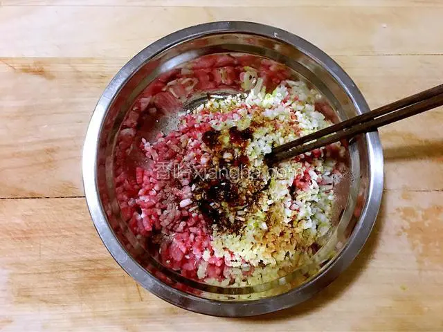 准备一个盆，把肉馅和葱姜末放到盆里，加盐味精五香粉胡椒粉生抽老抽料酒蚝油芝麻油，用筷子往一个方向搅拌，直到肉馅上劲，也可以多搅拌一会儿充分拌均匀。