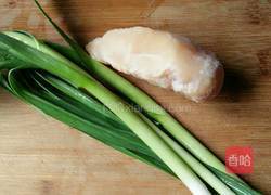 青椒蒜苗炒鸡丝的做法图解1