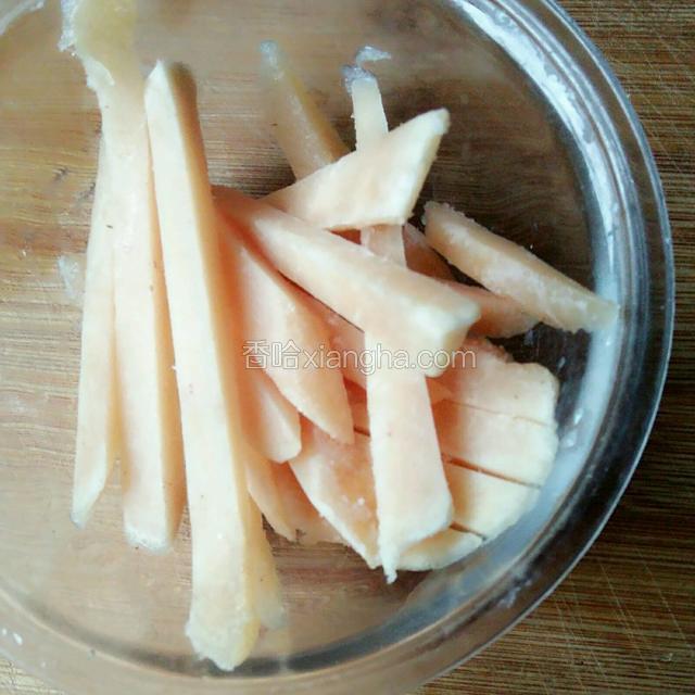 鸡胸肉切成丝。