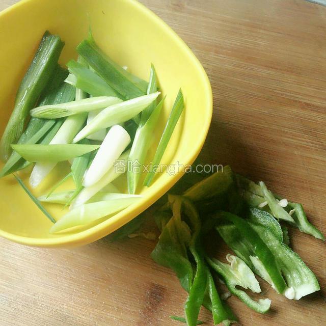 蒜苗和青椒切成段。