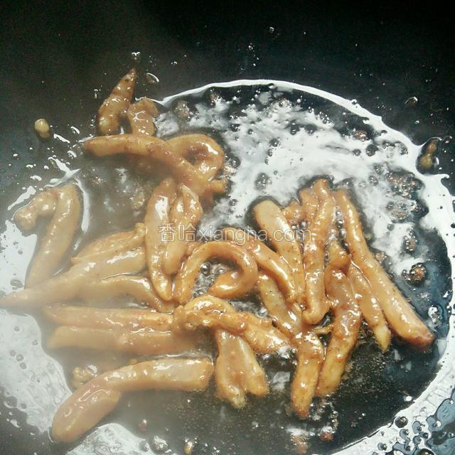 热锅入油，放入鸡丝，翻炒至鸡肉丝变色。