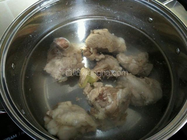 将骨头用温水再次洗干净，放入汤锅中，加入足量的清水和生姜，大火烧开。