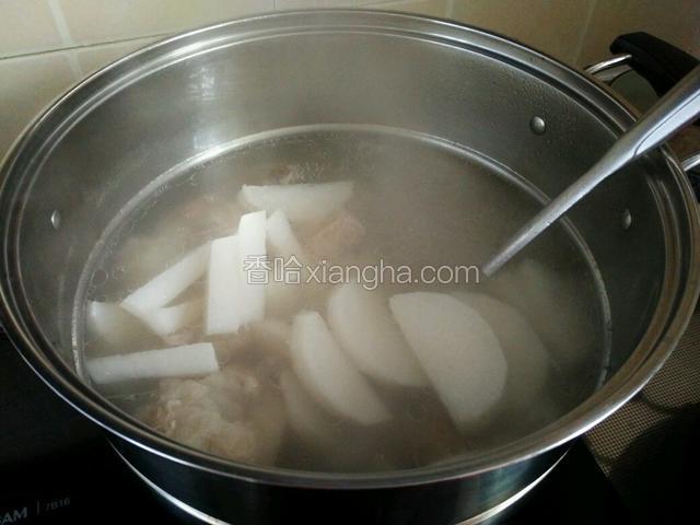 用筷子戳一下肉，肉很容易被戳动，说明肉熟了，放入萝卜块，中火炖至萝卜熟。