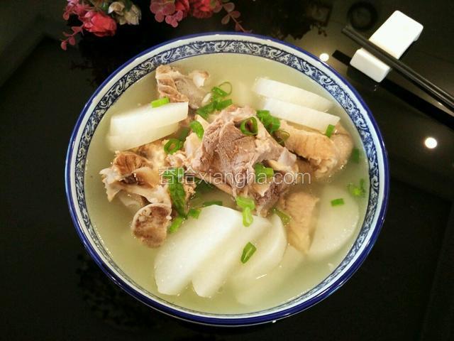 出锅前加入适量盐调味。