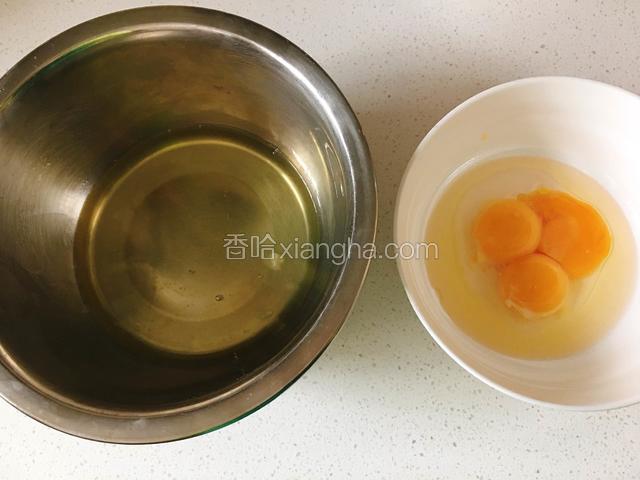 蛋白和蛋黄分离，盛蛋白的容器要确保无水无油，蛋黄就直接装到盛玉米油和清水的碗里。蛋黄碗里倒入20克白糖。