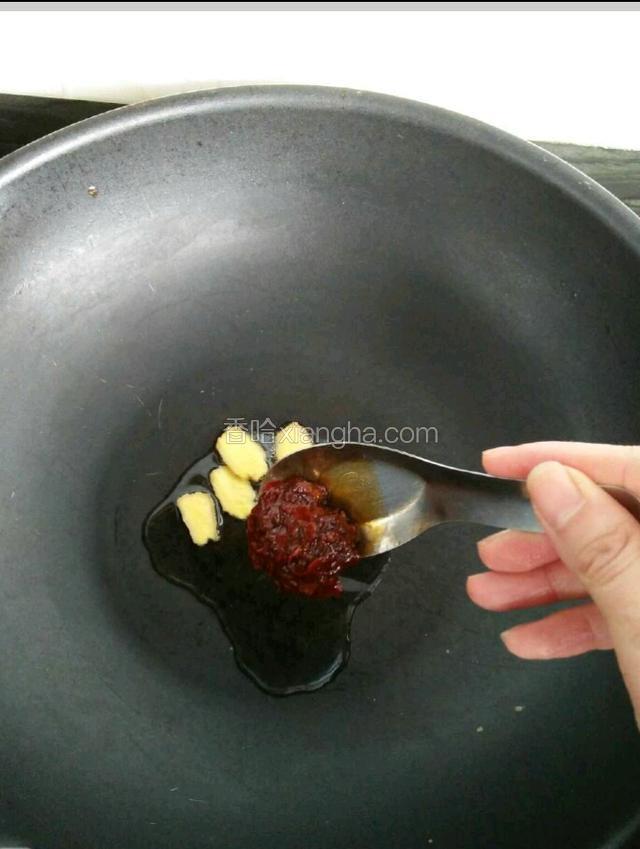 姜片下锅，放入郫县豆瓣酱一勺
红糟少许。郫县豆瓣酱根据自己口味放
我们就吃一点辣，所以放得少