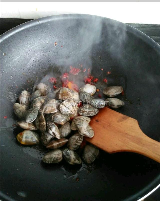 倒入洗净的花蛤，