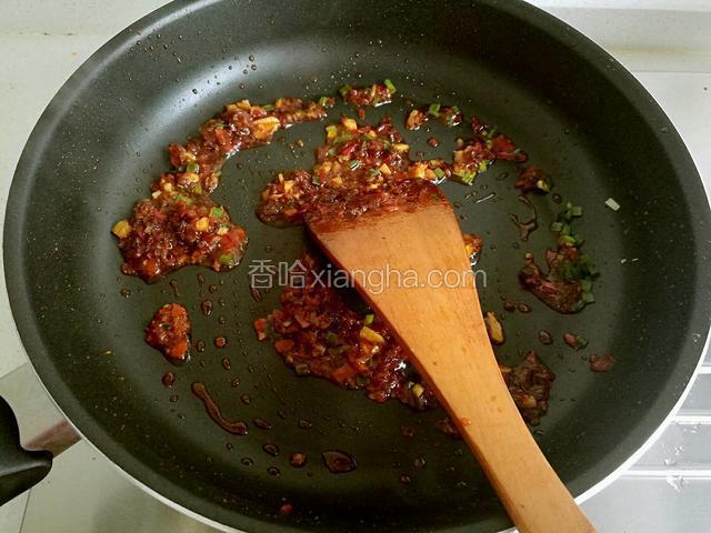 再放入葱姜末炒出香味。