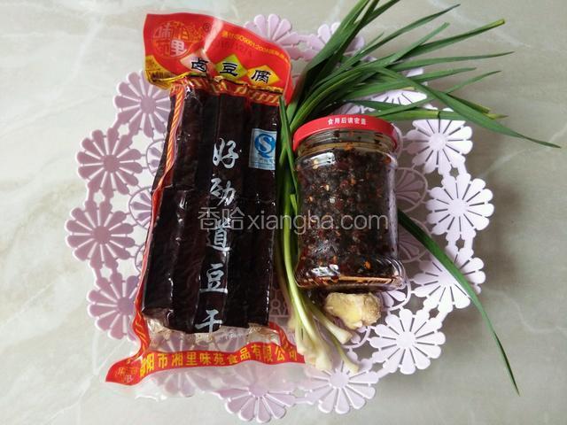 准备材料：卤豆腐洗净切小段，蒜苗洗净切段，姜切丝