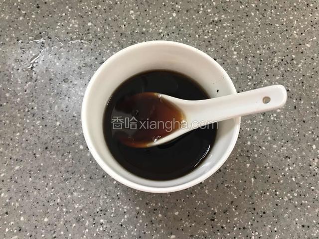 关火后焖十分钟，蚝油酱油凉白开混合成酱汁，