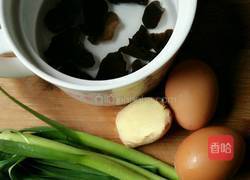 木耳蒜苗炒鸡蛋的做法图解1