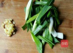 木耳蒜苗炒鸡蛋的做法图解2