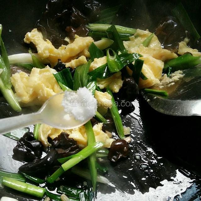 倒入炒好的鸡蛋，加盐调味。