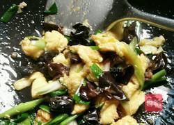 木耳蒜苗炒鸡蛋的做法图解10