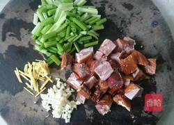 花生芹菜炒腊鸭的做法图解2