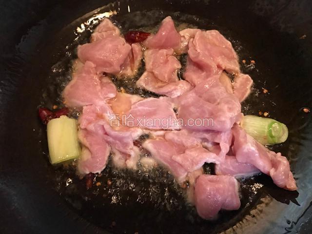 倒入里脊肉片翻炒至变色。