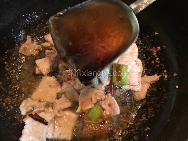 加入适量的生抽和料酒继续翻炒片刻，给肉片调味。