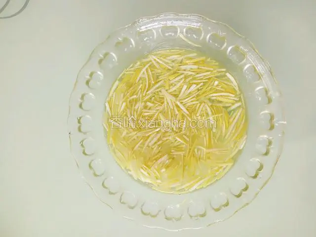切成细丝儿的柚子皮用水泡半小时！