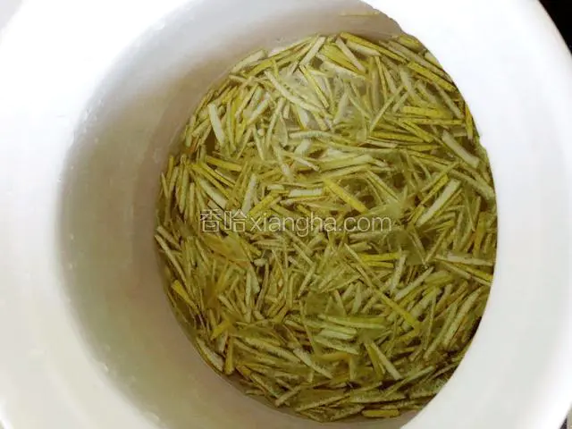 砂锅内放水，将泡好的柚子皮淘洗两遍，放入砂锅内，加少许盐，水开后煮十分钟！（这一步是去除柚子皮的苦涩味儿）