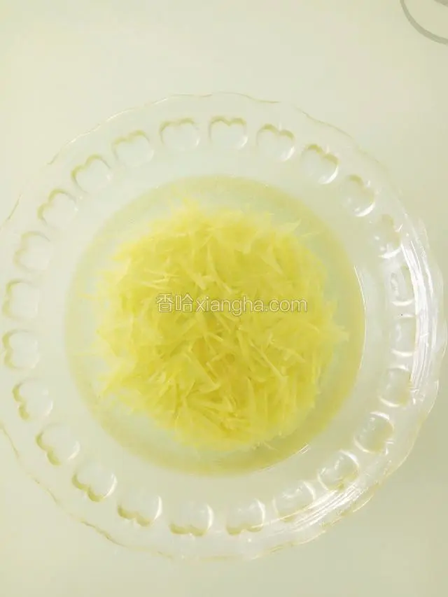 煮好的柚子皮捞出，淘洗两遍，再泡十分钟！