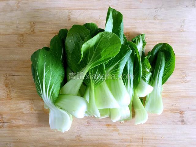 油菜洗净控水。