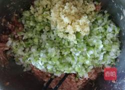 猪肉白菜馅的做法图解1
