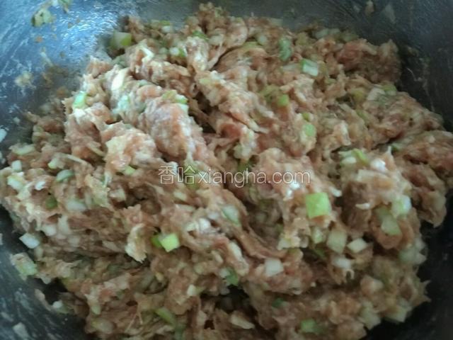 猪肉剁成肉馅，用盐、糖、料酒、酱油、香油调匀，再加入葱末和姜末。