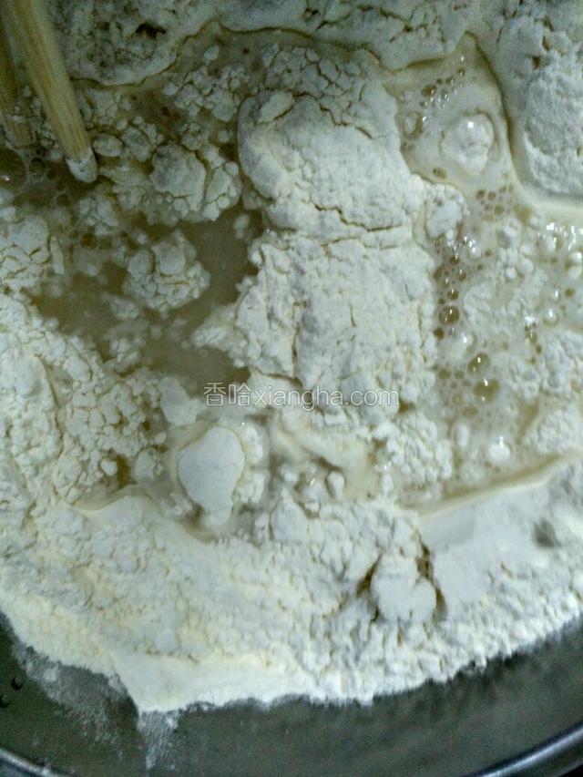 和面：
面粉中间开涡，放清水。面：水=2.5:1，面条的面要和的稍硬些。用筷子搅成絮状。