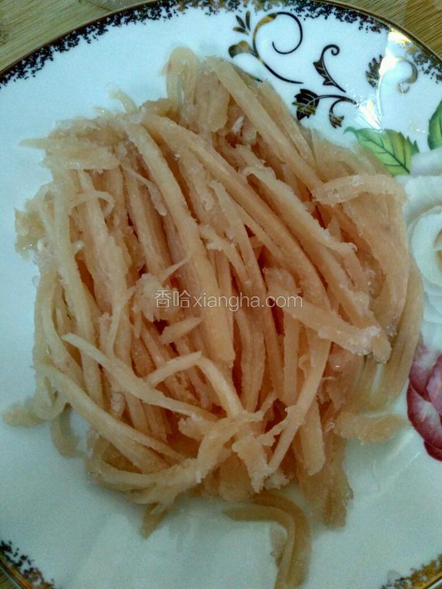 这时间打卤。
鸡肉切成细丝。葱切碎，淀粉加少量清水和匀。