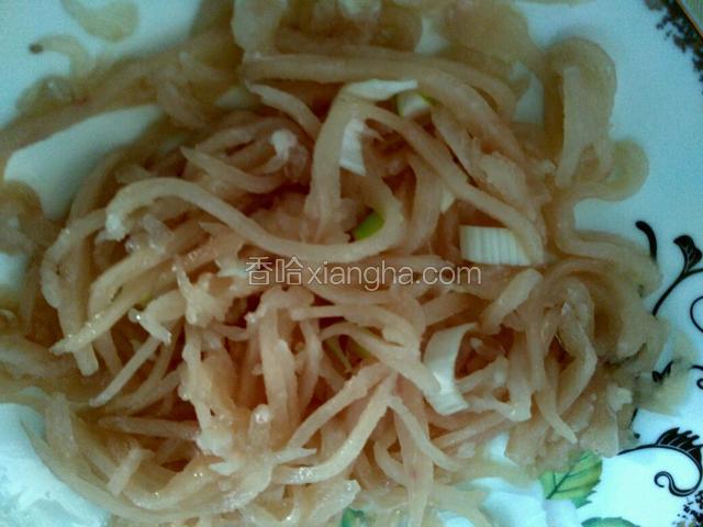 用葱和料酒腌鸡丝十分钟。