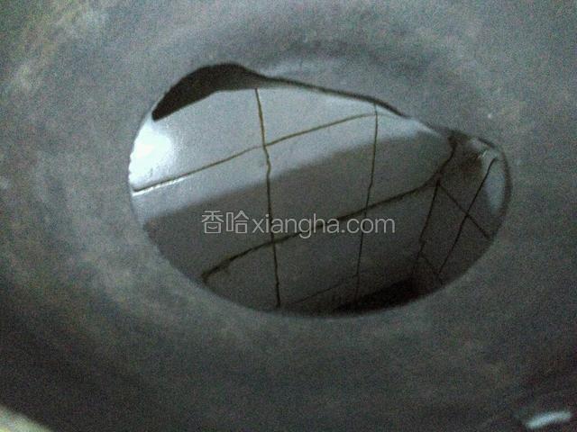 锅添油，小火烧热。